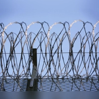 Dass Flüchtlinge in einem ehemaligen Gefängnis untergebracht werden, ist für den Flüchtlingsrat eine menschenrechtliche Bankrotterklärung. (Symbolbild) (Foto: Wolfram Steinberg/dpa)