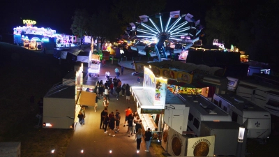 Ab Freitagabend werden die Betriebe der Schausteller und die Fahrgeschäfte den Festplatz Bürg wieder zum Leuchten bringen. (Foto: Peter Tippl)