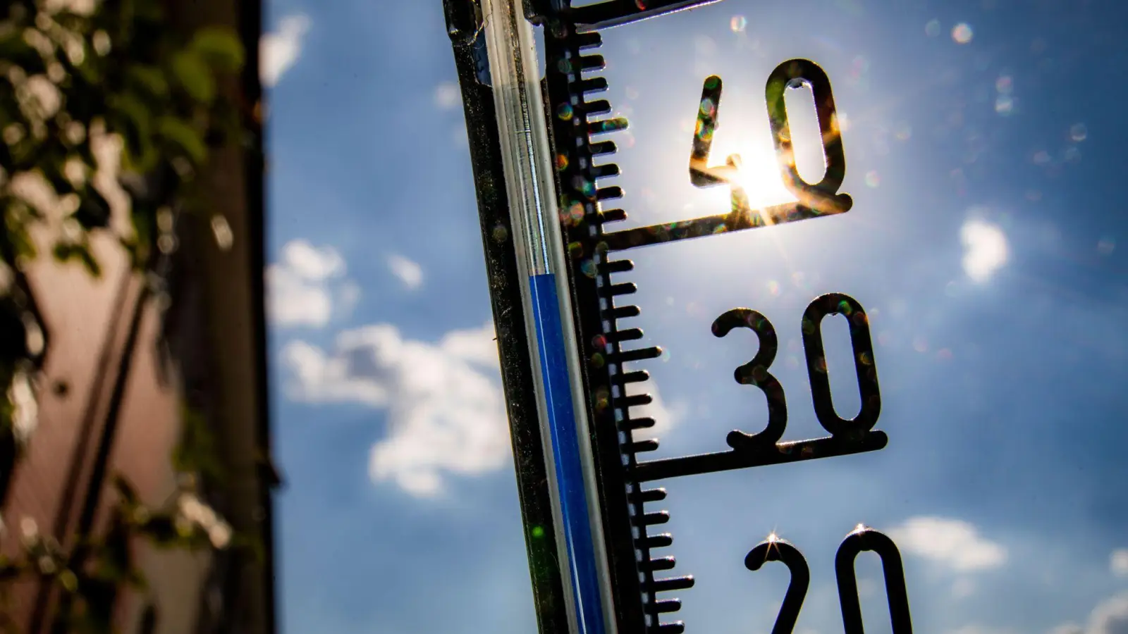 Bis auf 39 Grad können die Werte am Donnerstag laut DWD steigen. (Symbolbild) (Foto: Frank Rumpenhorst/dpa)