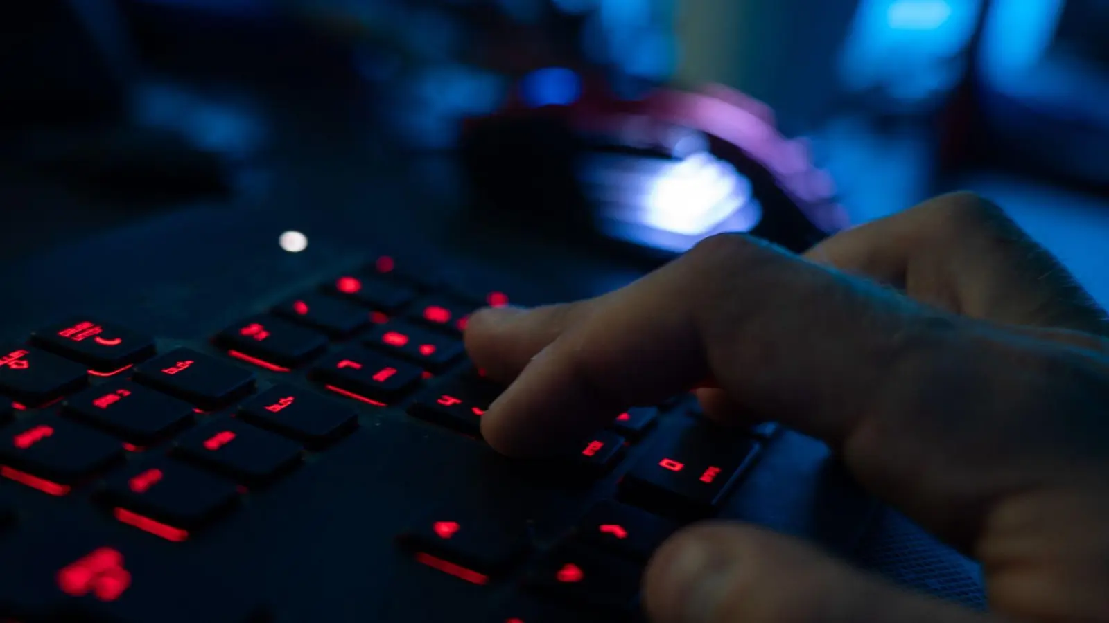 Die Zentralstelle Cybercrime ließ drei Männer in Rumänien festnehmen. (Symbolbild) (Foto: Nicolas Armer/dpa)