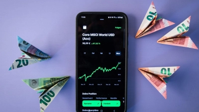 Zeigt längst nicht immer nur nach oben: der Kurs des MSCI World. (Foto: Christin Klose/dpa-tmn)