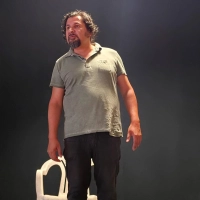 Levent Özdil hat bei seiner Monolog-Premiere die gesamte Aufmerksamkeit. (Foto: Nicole Paskow)