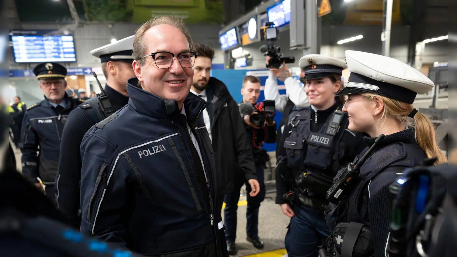 Innenminister Dobrindt kündigte den Ausbau der Videoüberwachung an Bahnhöfen an.  (Foto: Peter Kneffel/dpa)