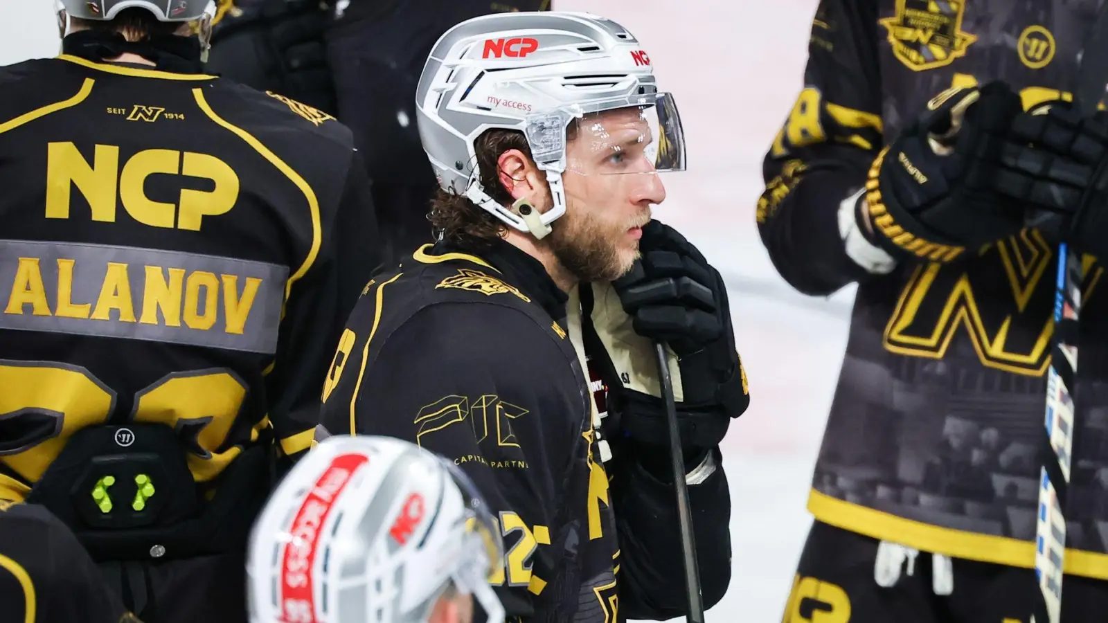 Mannheims neuer Verteidiger Hayden Shaw (M) erhält einen Vertrag für ein Jahr. (Foto: Daniel Karmann/dpa)