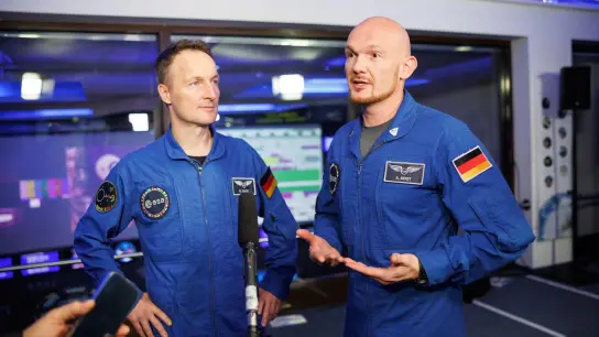 Matthias Maurer (l) und Alexander Gerst, beide Astronauten, geben beim bayerischen Raumfahrtgipfel im Deutschen Zentrum für Luft- und Raumfahrt in Weßling ein Interview. (Foto: Matthias Balk/dpa)