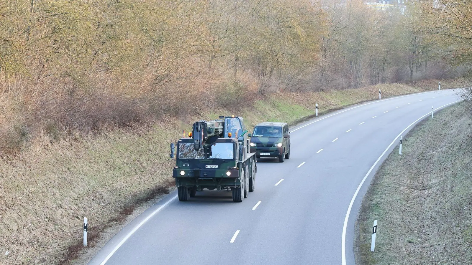 Bundeswehrfahrzeuge fahren auf einer Bundesstraße. Zwei Männer sollen für den russischen Geheimdienst spioniert haben. (Foto: Daniel Löb/dpa/Symbolbild)