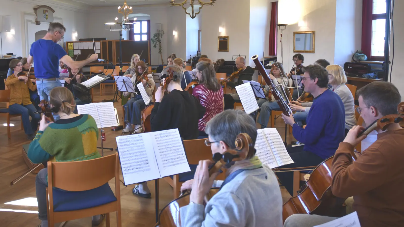Günter Simon dirigiert das Orchester auf Burg Hoheneck. (Foto: Anita Dlugoß)