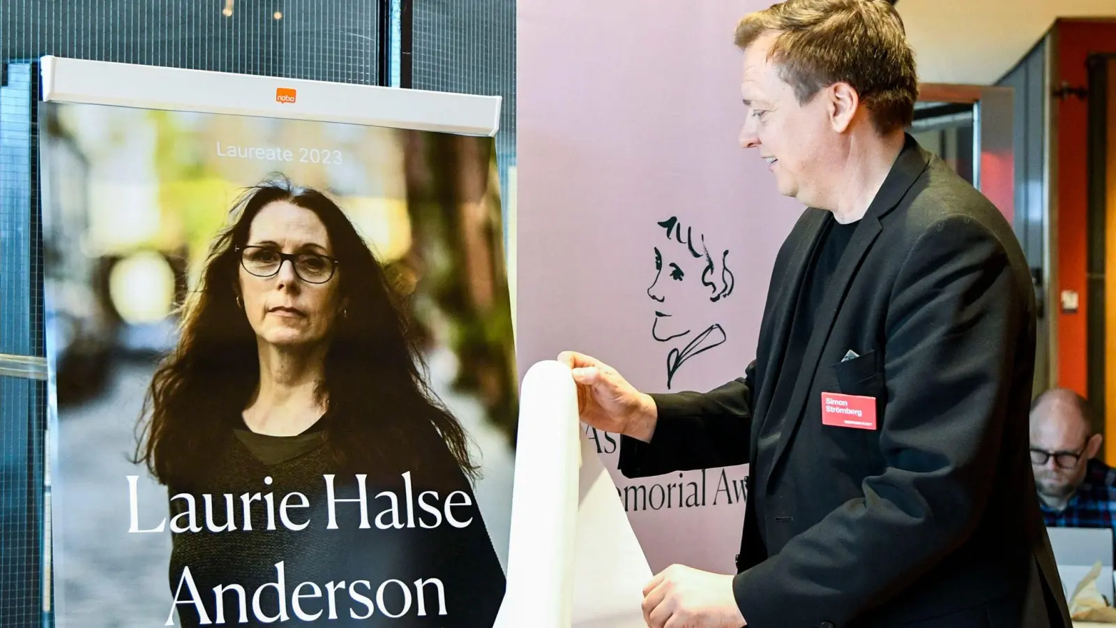 Ein Foto der Autorin Laurie Halse Anderson wird enthüllt, nachdem ihr der Astrid-Lindgren-Gedächtnispreis (ALMA) für Kinderliteratur 2023 verliehen wurde. (Foto: Lars Schroder/TT News Agency/AP/dpa)