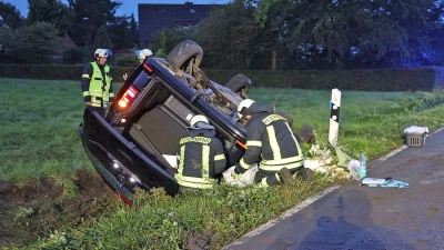Ein Brautpaar und fünf Hochzeitsgäste sind bei einem Unfall im Landkreis Osnabrück verletzt worden. (Foto: ---/Nord-West-Media TV/dpa)