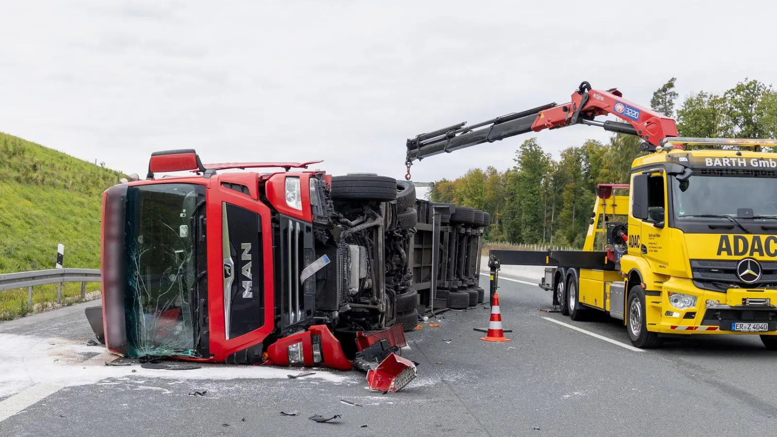 Der querliegende Lastwagen muss geborgen werden. (Foto: Heiko Becker/dpa)