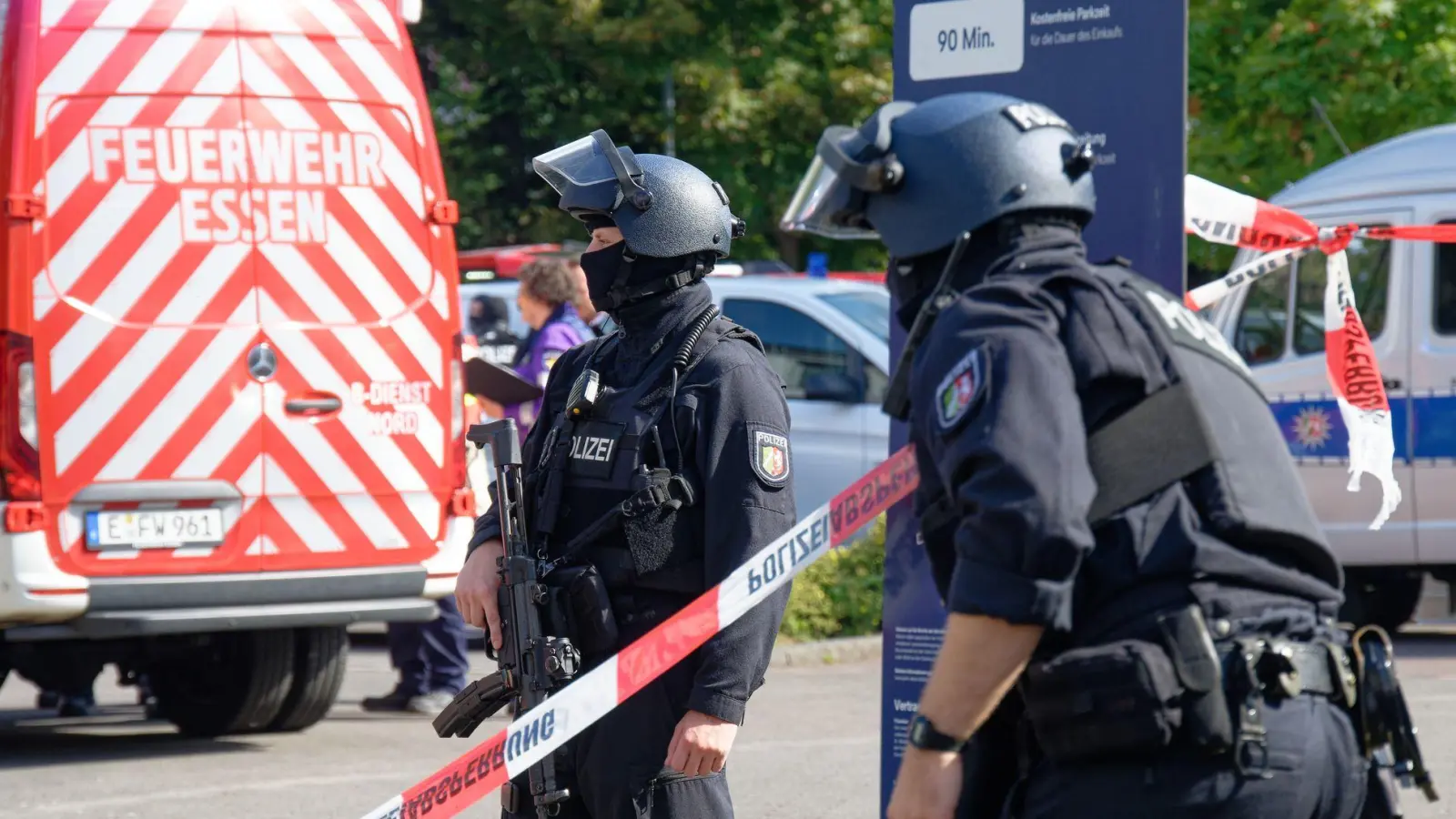 Die Polizei wird zu einem Großeinsatz gerufen. (Foto: Henning Kaiser/dpa)