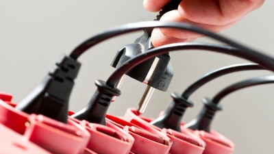 Hängen an einer Mehrfachsteckdose zu viele Geräte, kann die Leitung überlasten und im schlimmsten Fall einen Brand auslösen. (Foto: Franziska Gabbert/dpa-tmn)