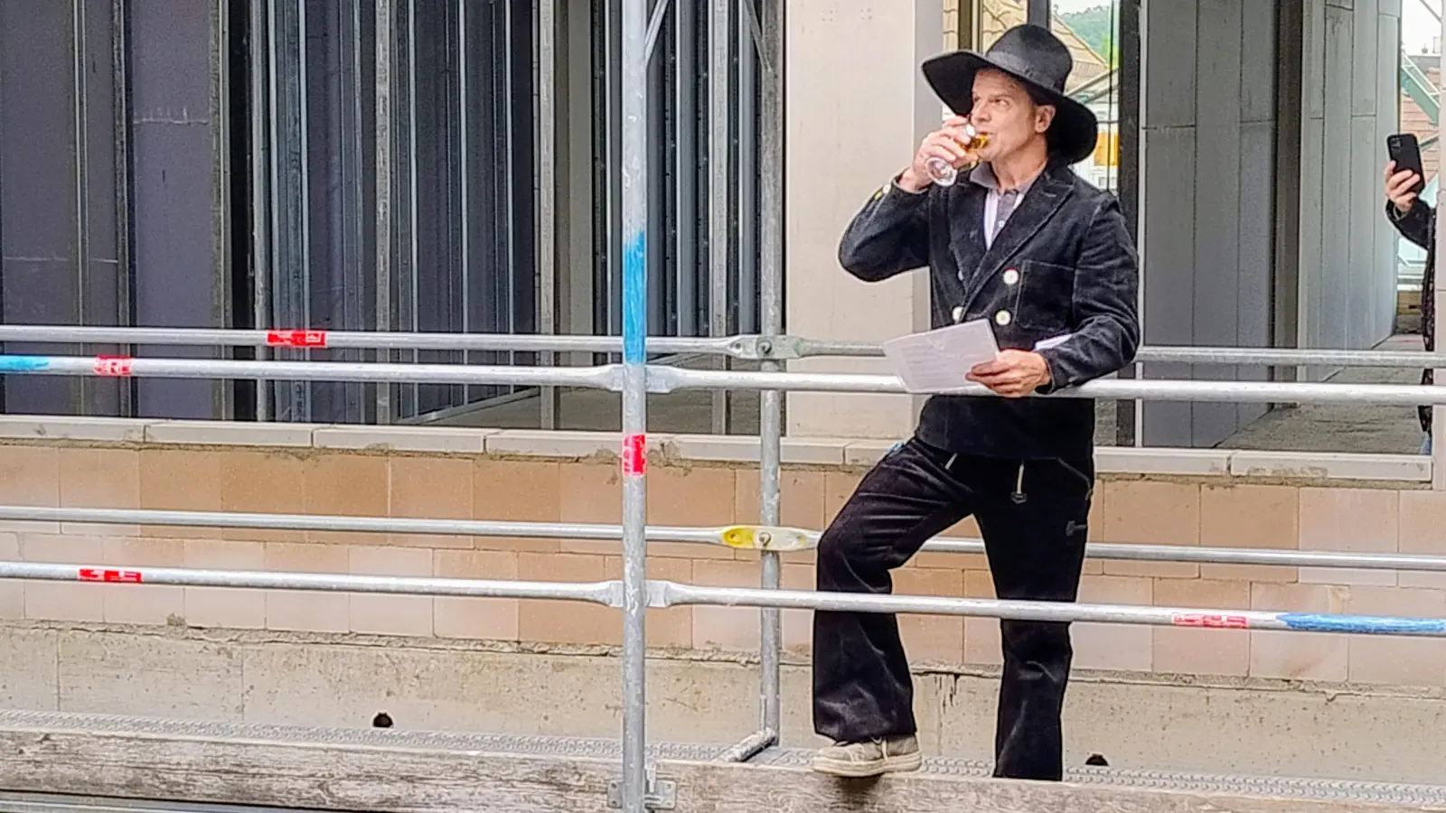 Zimmermeister Wilfried Grauf hielt in einem Lichthof des neuen Gebäudes der Realschule Heilsbronn den Richtspruch. (Foto: Eckard Dürr)
