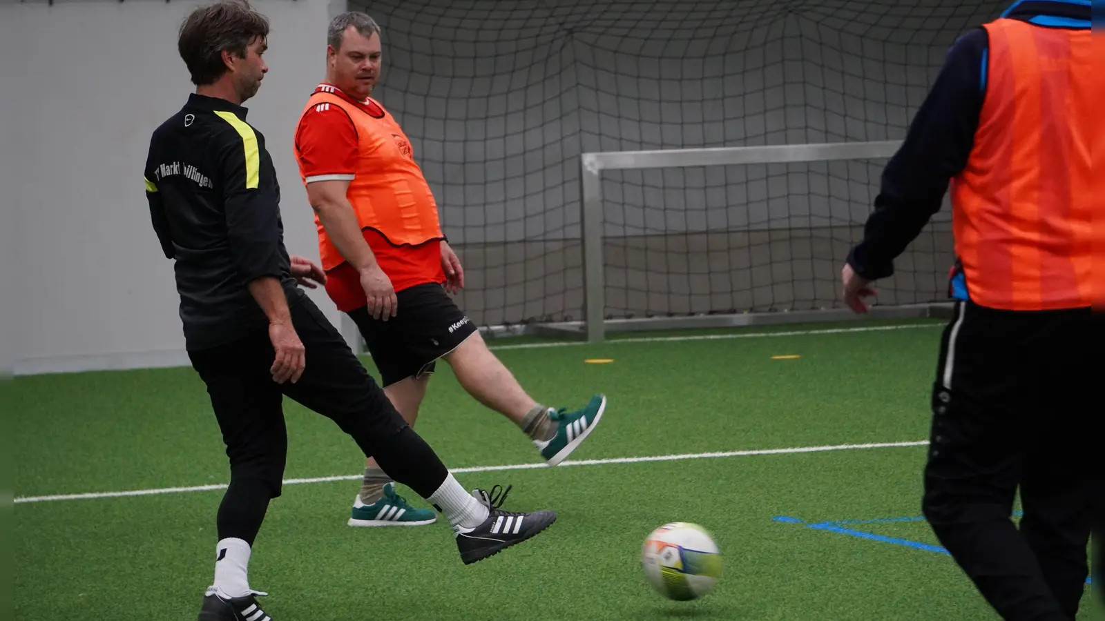 Sieht gemächlich aus, kann aber durchaus anstrengend sein: Gehfußball. Beim TV Markt Weiltingen geht man schon in die zweite Wintersaison. (Foto: Bastian Lauer)