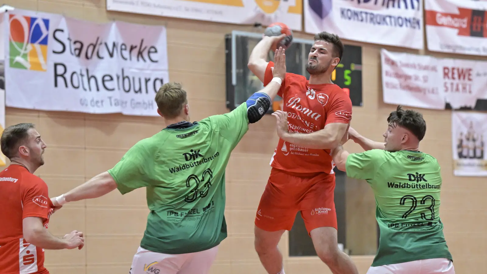 In einer Mannschaft, die bei der Niederlage in Lohr viele Torchancen vergab, war Nedim Jasarevic (in Rot, hier im Spiel gegen Waldbüttelbrunn) mit neun Treffern Rothenburgs mit Abstand bester Schütze. (Foto: Martin Rügner)