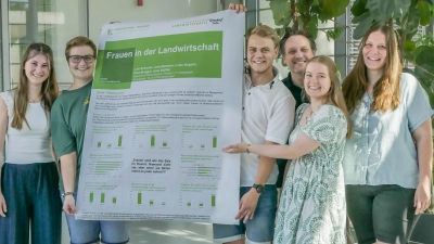 Wochenlang haben sich die Studierenden intensiv mit den Zahlen und Fakten beschäftigt. Ihre eigene Umfrage haben tausende Menschen ausgefüllt. Stolz präsentieren sie die Ergebnisse (von links): Lena Klemens, Cora Brugger, Luis Scherzer, Professor Dr. Jörg Rühle, Luisa Siegelin und Jana Stöffler. (Foto: Klaus-Peter Wilbois)
