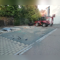 Langsamer Start für ein Projekt über knapp 1,5 Millionen Euro: Wo die Anbauhalle für die Katastrophenschutz-Fahrzeuge entstehen soll, wird zurzeit das Pflaster von Parkplätzen entfernt. (Foto: Winfried Vennemann)