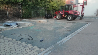 Langsamer Start für ein Projekt über knapp 1,5 Millionen Euro: Wo die Anbauhalle für die Katastrophenschutz-Fahrzeuge entstehen soll, wird zurzeit das Pflaster von Parkplätzen entfernt. (Foto: Winfried Vennemann)