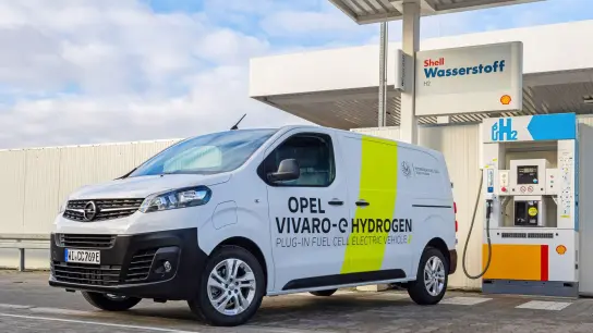 Transporter mit alternativem Antrieb: Der Opel Vivaro-e Hydrogen tankt Wasserstoff. (Foto: Opel Automobile GmbH/dpa-tmn)