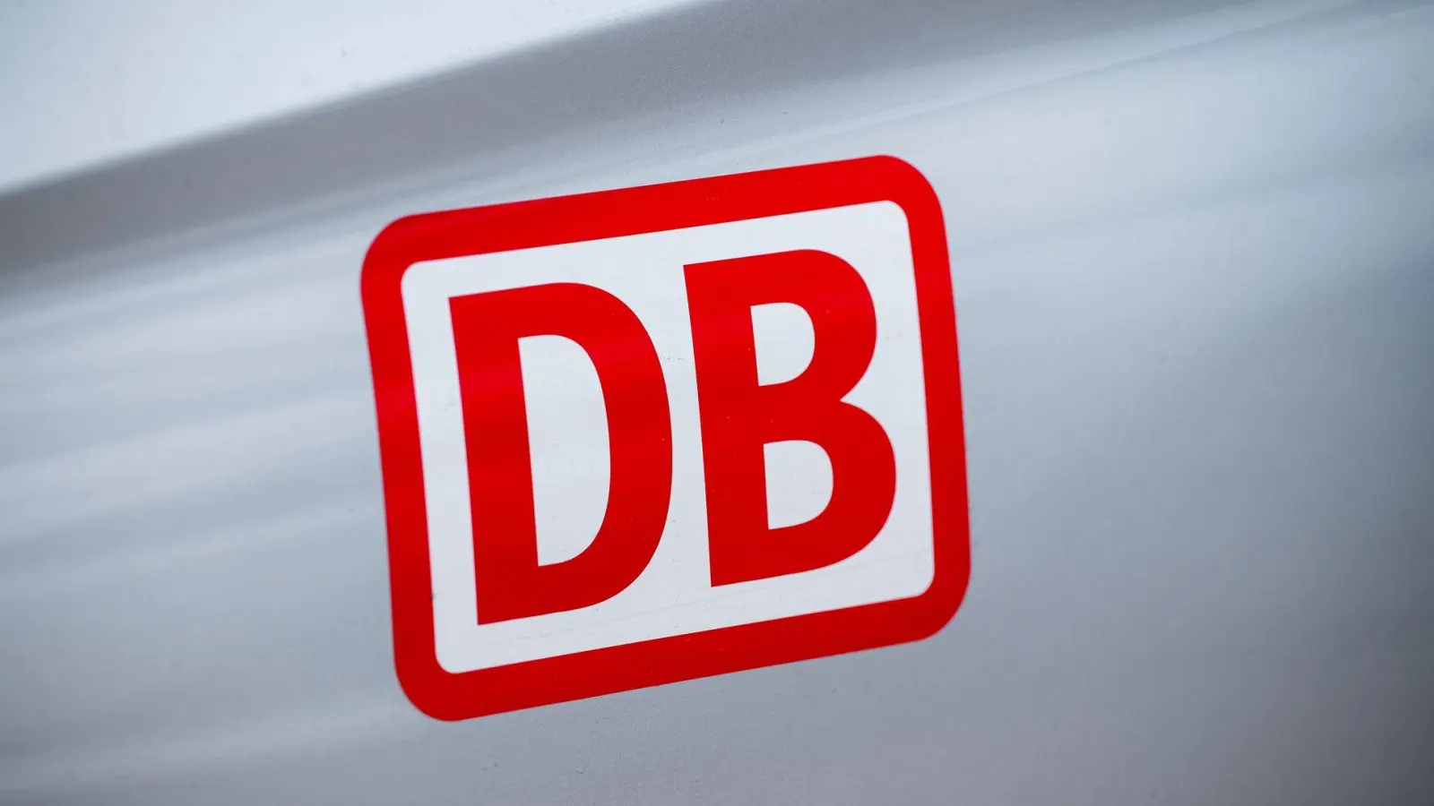 Die Bahn hat Einschränkungen im Zugverkehr zwischen Neustadt/Aisch und Nürnberg angekündigt.  (Symbolbild: Daniel Vogl/dpa)