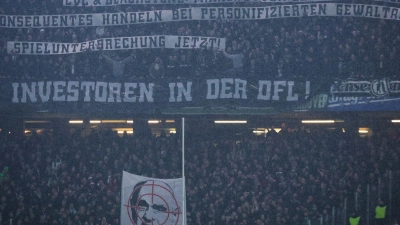96-Boss Martin Kind will gegen Banner in Hannovers Fanblock vorgehen. (Foto: Christian Charisius/dpa)