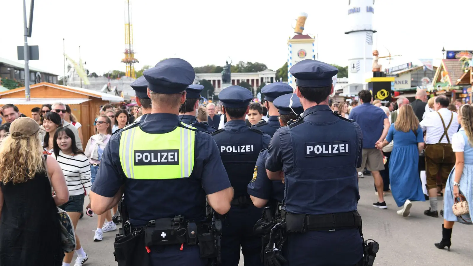 Der Sicherheitsdienst begleitete den Tatverdächtigen und seinen Begleiter aus dem Festzelt. (Symbolbild) (Foto: Felix Hörhager/dpa)
