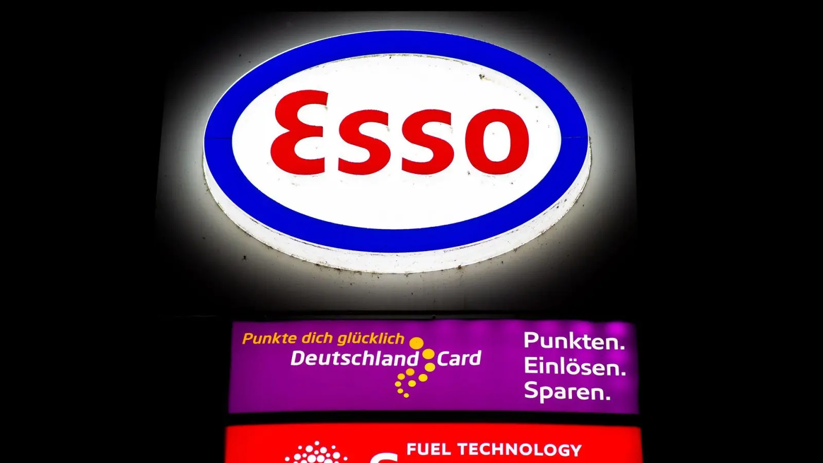 Bertelsmann will das Deutschland-Card Rabattprogramm einstellen, dessen Nutzerinnen und Nutzer unter anderem bei Esso Punkte sammeln können. (Archivbild) (Foto: Hauke-Christian Dittrich/dpa)