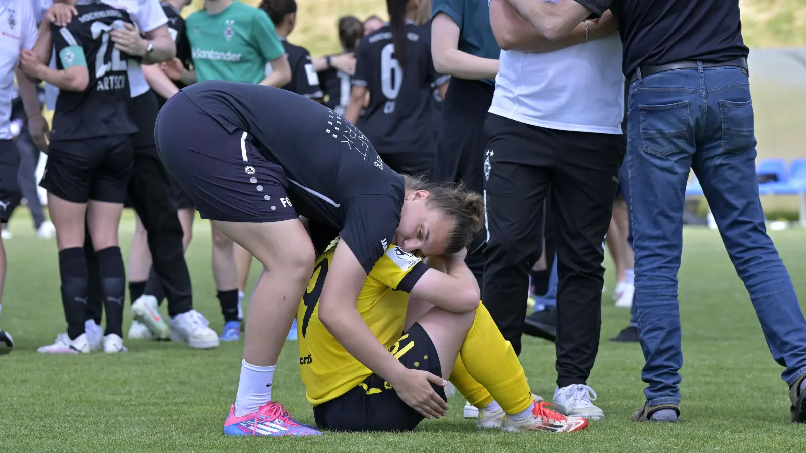 Die Enttäuschung ist groß beim SV Weinberg: Hier tröstet Franziska Glaser Eva Wiesinger. (Foto: Martin Rügner)