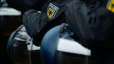 Polizisten der Bundespolizei mit ihren Helmen. (Foto: Philipp Schulze/dpa/Symbolbild)