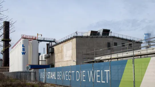 Vor den Lech-Stahlwerken hängt ein Transparent mit der Aufschrift „Unser Stahl bewegt die Welt“. (Foto: Stefan Puchner/dpa/Archivbild)