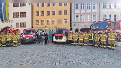 Zuwachs für den Fuhrpark der Ansbacher Feuerwehr: Die Einsatzkräfte dürfen künftig einen Großlüfter, einen Einsatzleitwagen, einen CBRN-Erkundungswagen und einen Versorgungs-Lkw Strom (von links) ihr Eigen nennen. (Foto: Florian Schwab)