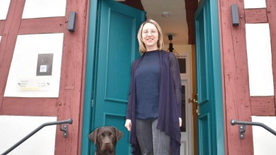 Bianca Jacoby und ihr Mann Fabian bewohnen inzwischen das Pfarrhaus in Neuhof. Eingezogen ist auch Labradorhündin Yoko. (Foto: Ute Niephaus)