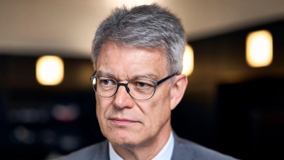 „Der beste Hitzeschutz ist, technisch auf dem neuesten Stand zu sein“: Bundesverkehrsminister Patrick Schnieder. (Foto: Michael Ukas/dpa)
