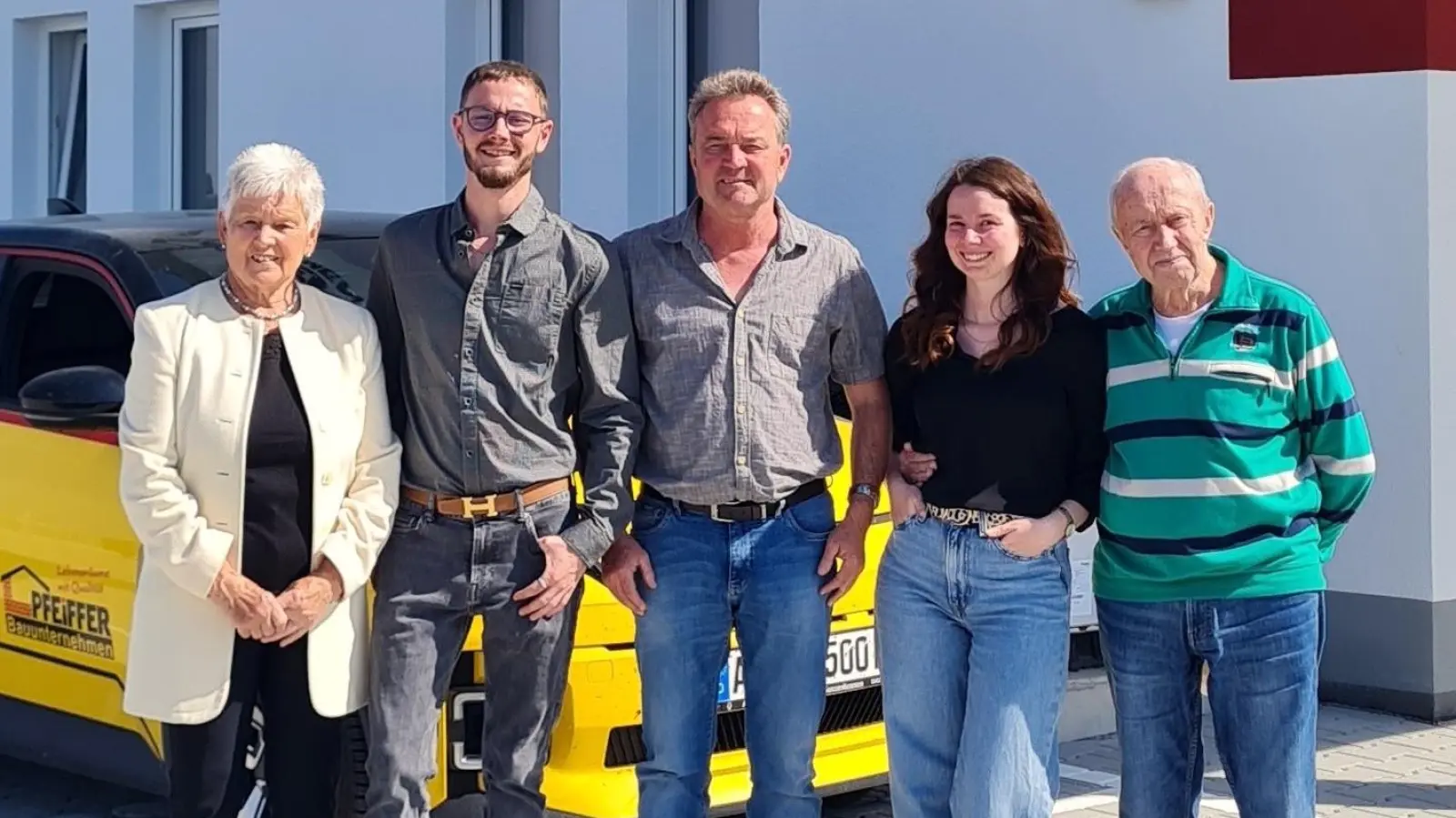 Familie Pfeiffer (von links): Christina Pfeiffer, Kevin Pfeiffer, Heino Pfeiffer, Svenja Pfeiffer und Georg Pfeiffer. (Foto: Bauunternehmen Pfeiffer)