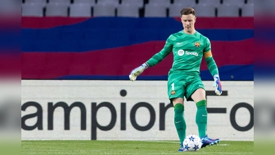 Marc-André ter Stegen hat nach seiner Rückenoperation faktisch den Weg für den Einsatz seines Konkurrenten Joan García beim FC Barcelona freigemacht. (Foto: Gerard Franco/Zuma Press/dpa)