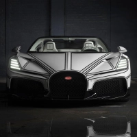 Weißer Bugatti, schwarz konturiert – und ja: Teile sind wirklich aus Porzellan. Bugatti veredelt den Mistral Blanc Éternel mit KPM-Handarbeit. (Foto: Bugatti Automobiles S.A.S./dpa-tmn)