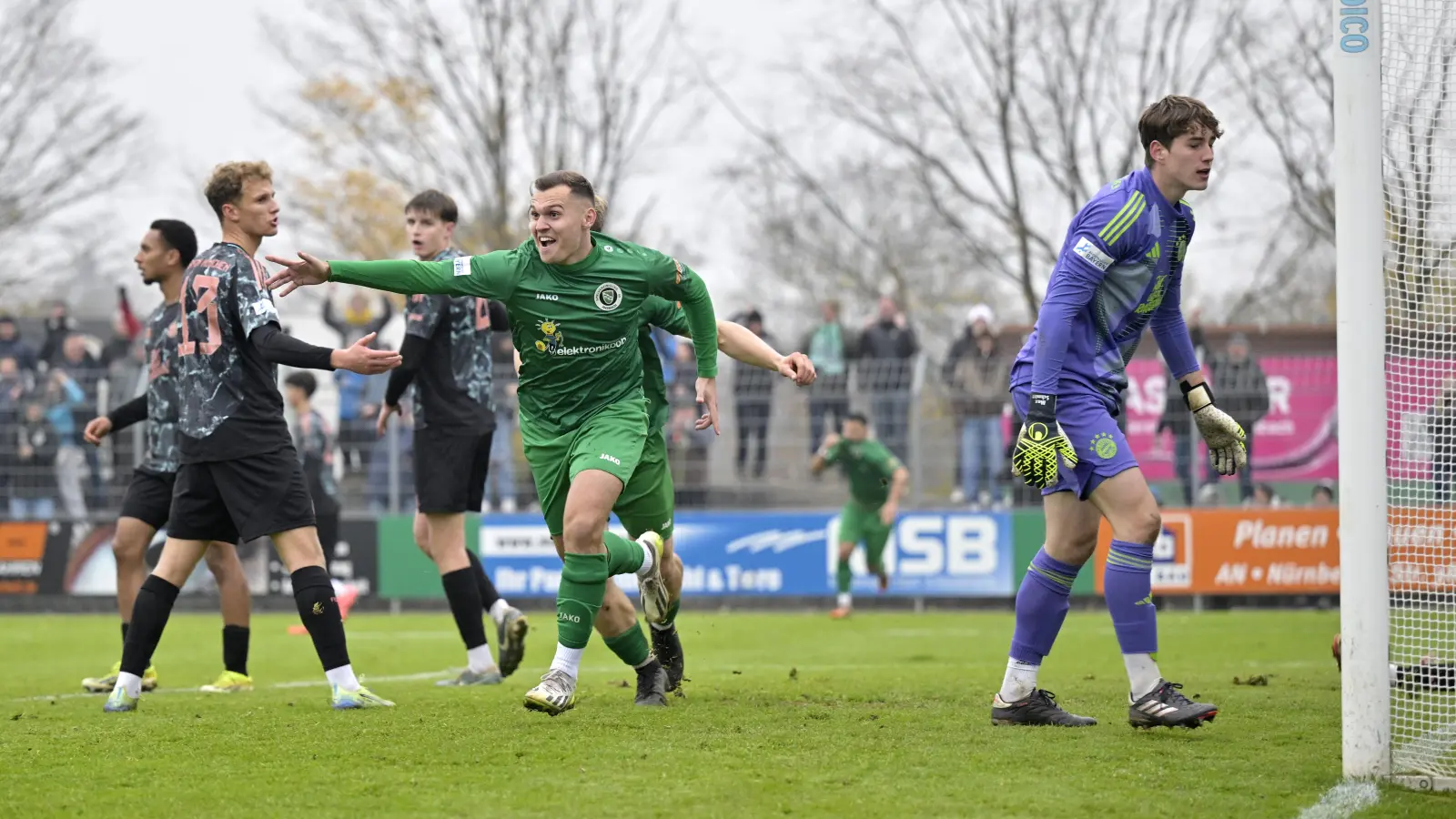 So war das vor einem Jahr: Jonas Sauerstein jubelt über den Siegtreffer für Ansbach, Bayern-Torwart Max Schmitt ist geschlagen. (Foto: Martin Rügner)