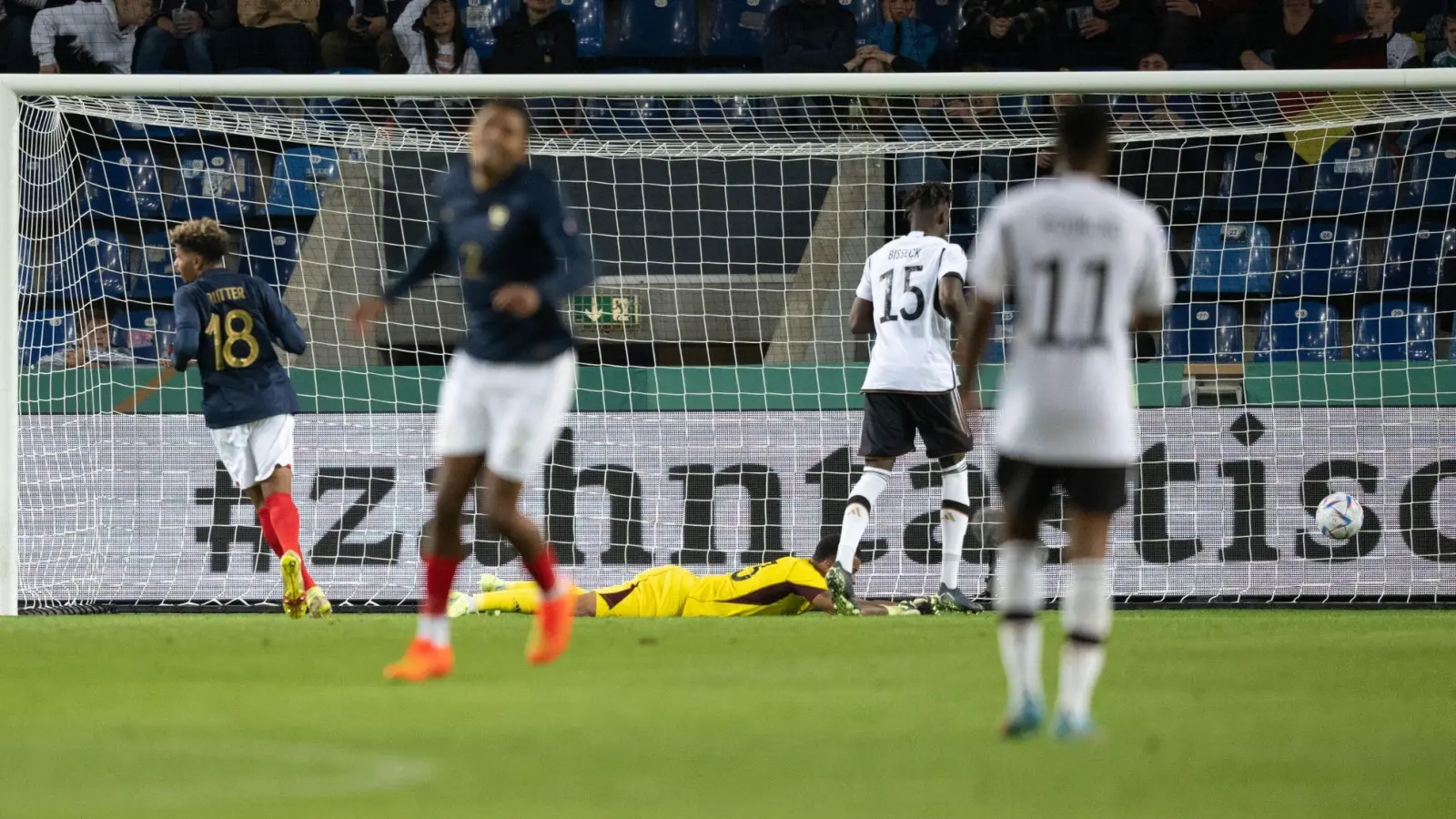 Der entscheidende Treffer: Deutschlands Torhüter Noah Atubolu kann das 1:0 durch Frankreichs Amine Gouiri nicht verhindern. (Foto: Hendrik Schmidt/dpa)