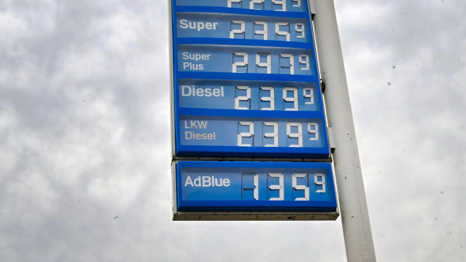 Tanken wird immer teurer - Benzin ist bereits auf einem Rekordhoch, nun ist auch Diesel nicht mehr weit entfernt. (Archivbild) (Foto: Bernd Weißbrod/dpa)