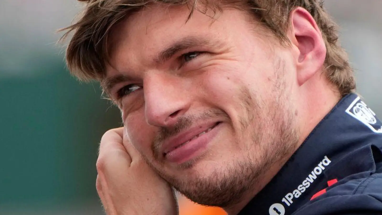 Max Verstappen hat bei Red Bull noch einen Vertrag bis 2028. (Archivbild) (Foto: Darko Bandic/AP/dpa)