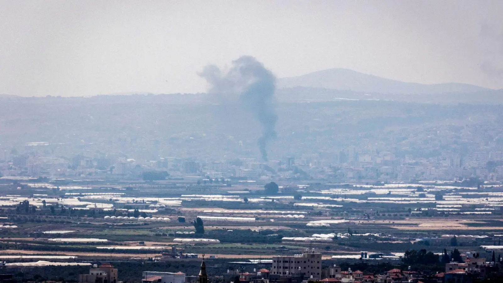 Während der israelischen Militäroperation steigt Rauch über der Stadt Dschenin im Westjordanland auf. (Foto: Ilia Yefimovich/dpa)