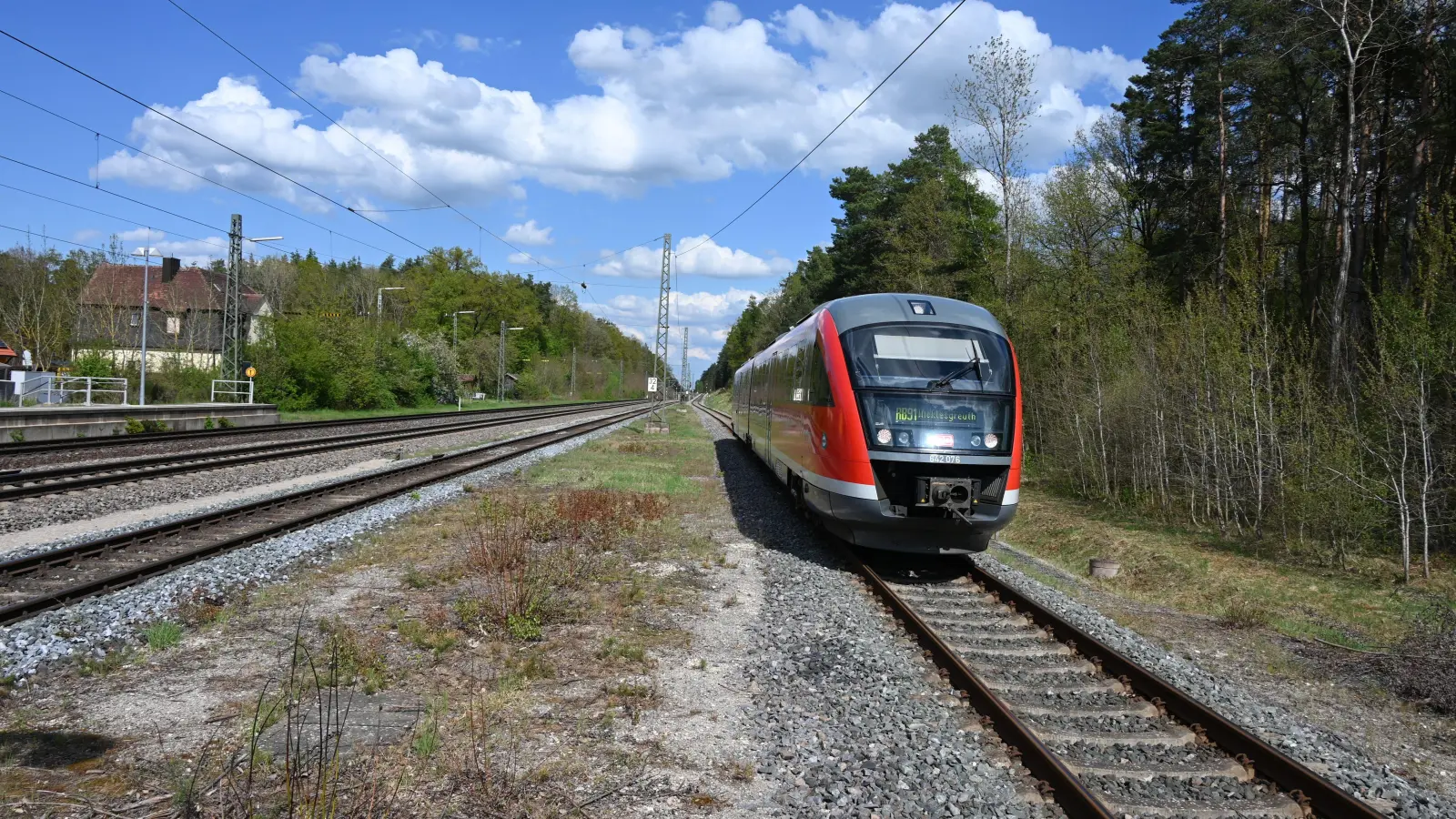 In Wicklesgreuth zweigt die Nebenlinie nach Windsbach ab. Auf dieser Strecke rammte am Freitag ein Zug einen Pkw. (Foto: Manfred Blendinger)