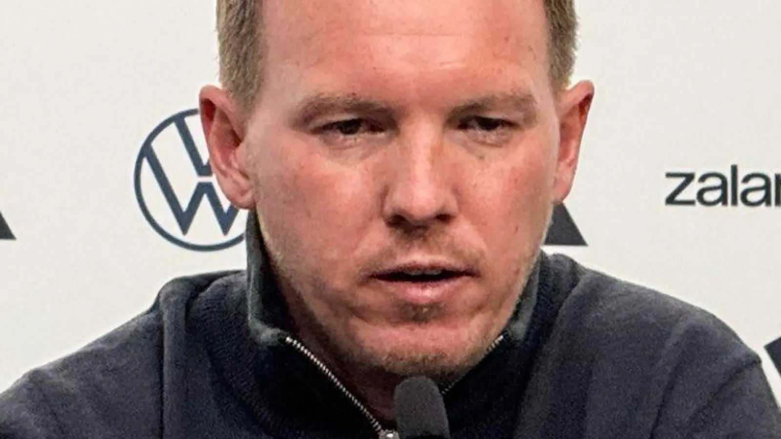 Julian Nagelsmann spricht bei der Pressekonferenz in Luxemburg. (Foto: Arne Richter/dpa)