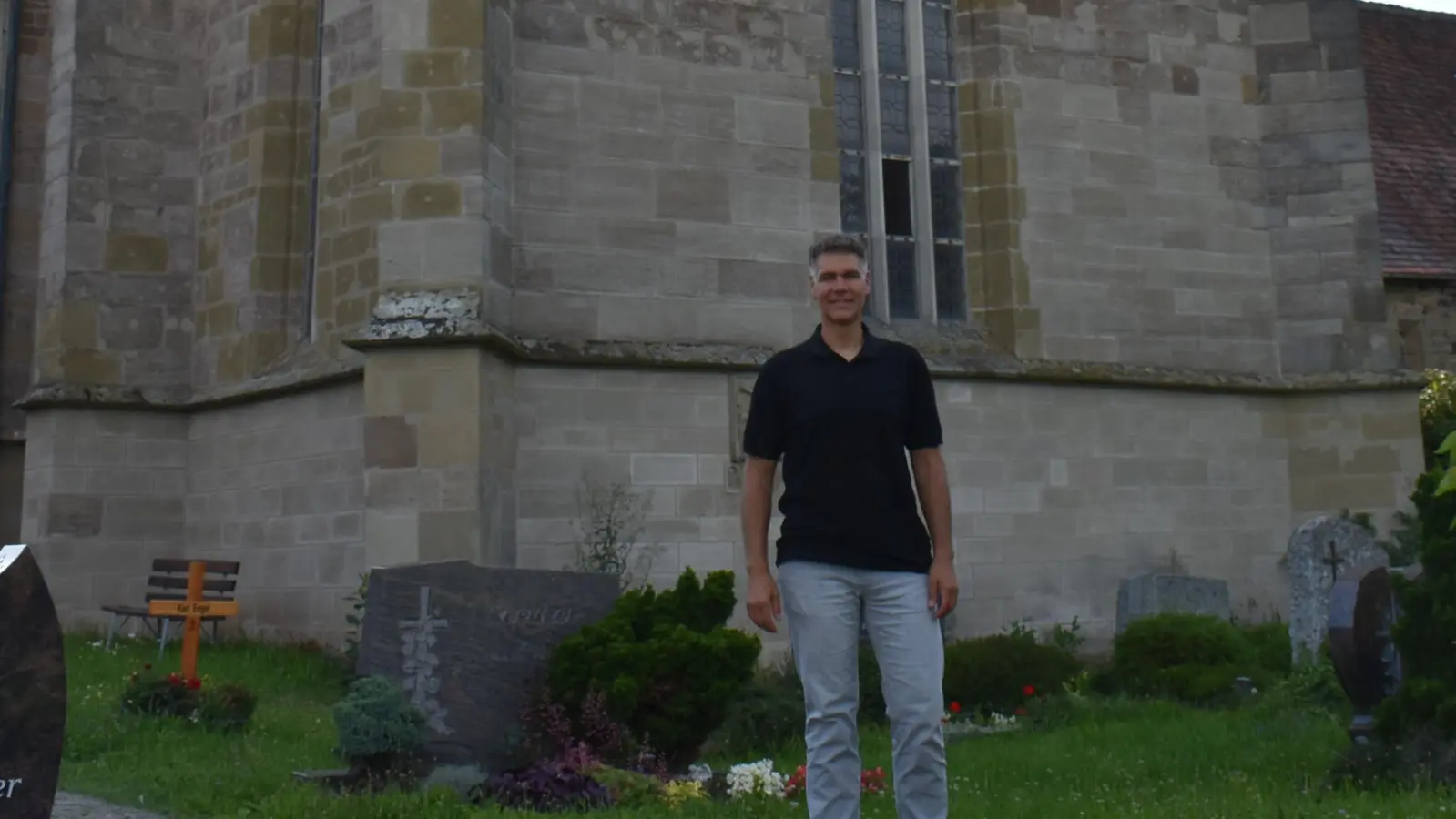 Bastian Krämer vor dem Birkenfelder Kloster. (Foto: Ute Niephaus)