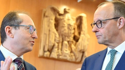 CDU-Chef Friedrich Merz (r.) und der Vorsitzende der der CSU, Alexander Dobrindt, im Bundesverfassungsgericht. (Foto: Uli Deck/dpa)