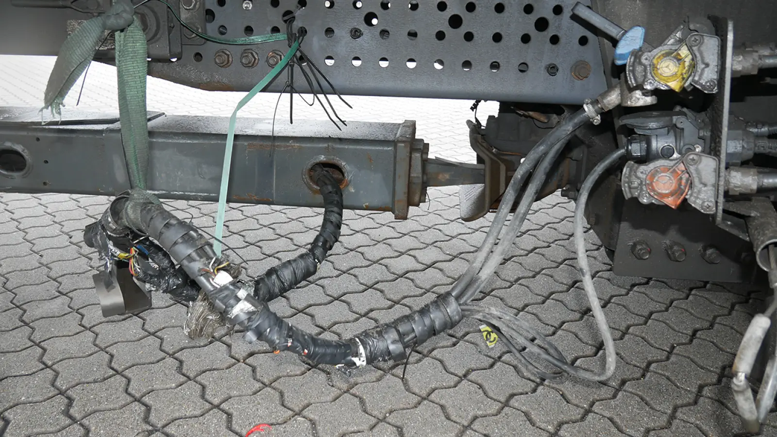 Die Verkabelung an einem von der Polizei bei Herrieden kontrollierten Lkw war zum Teil haarsträubend. (Foto: Polizeipräsidium Mittelfranken)
