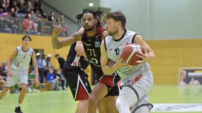 Der Ansbacher Sebastian Schröder (mit Ball) und Vincent Garrett prägten die Partie in der entscheidenden Phase, mit dem besseren Ende für den überragenden Vilsbiburger. (Foto: Martin Rügner)