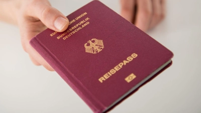 Wer am Pass bastelt, riskiert Ärger. Selbst fehlende Seiten machen das Dokument unbrauchbar – mit Konsequenzen am Flughafen. (Foto: Christin Klose/dpa-tmn)