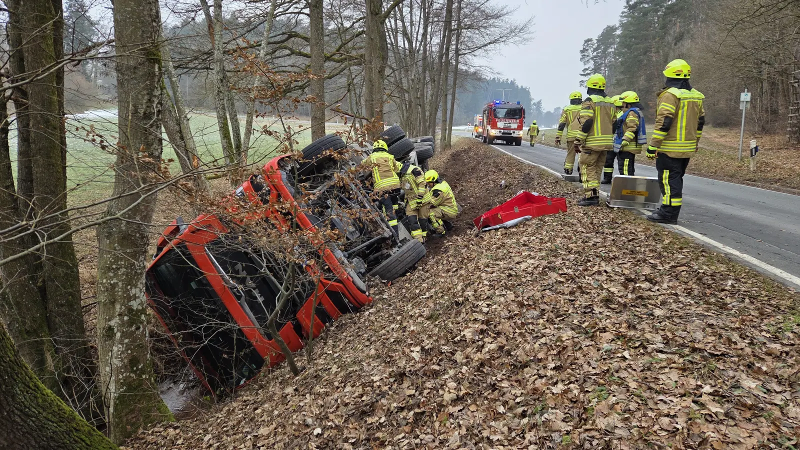 Ein Lastwagen kam zwischen Kemmathen und Markt Erlbach von der Straße ab.  (Foto: Rainer Weiskirchen)