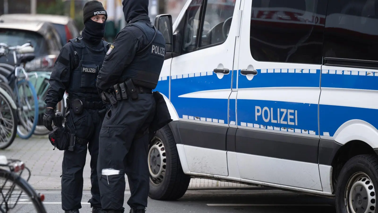 Bei einer Razzia gegen sogenannte „Reichsbürger“ stehen Polizisten an einem durchsuchten Objekt in Frankfurt. (Foto: Boris Roessler/dpa)